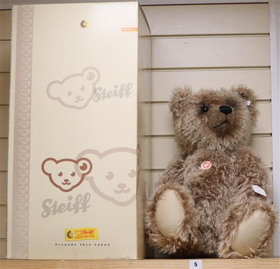 A 60cm Steiff Grizzly certificate and box
